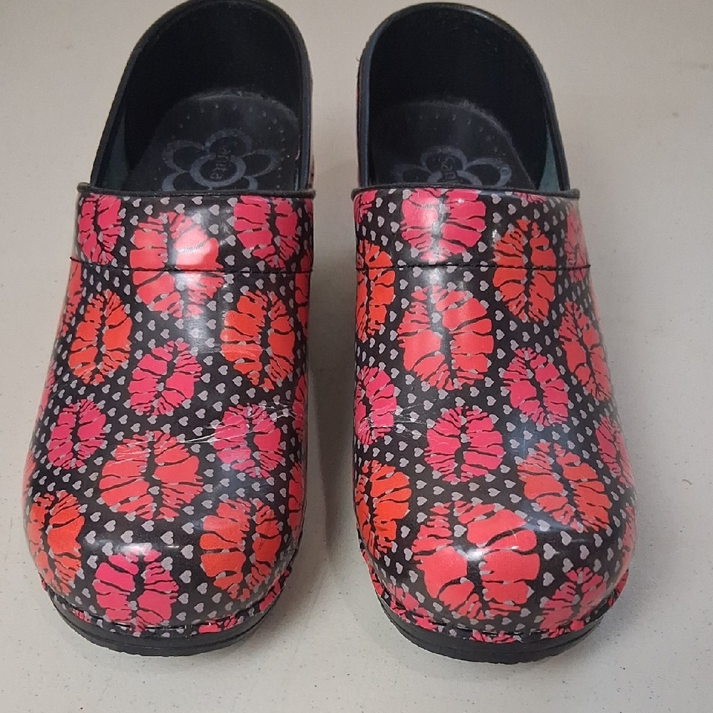 Sanita Kiss & Hearts Pattern Clogs, Size 37, Black With Red,nursing